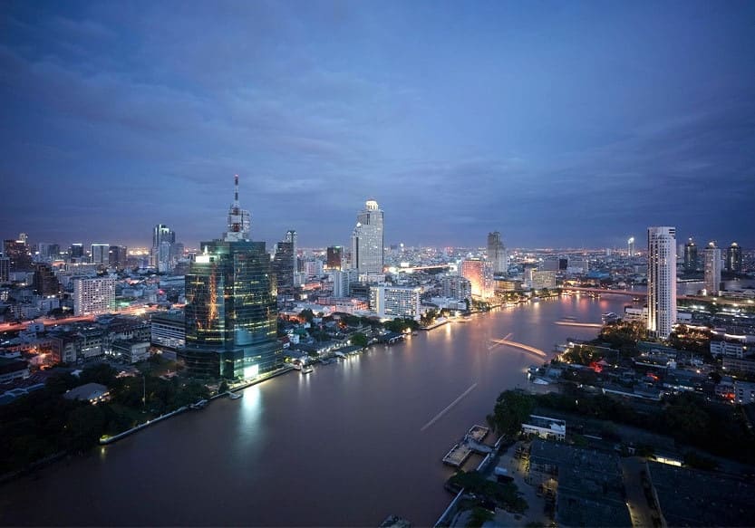 Blick vom Millenium Hilton auf Bangkok bei Nacht