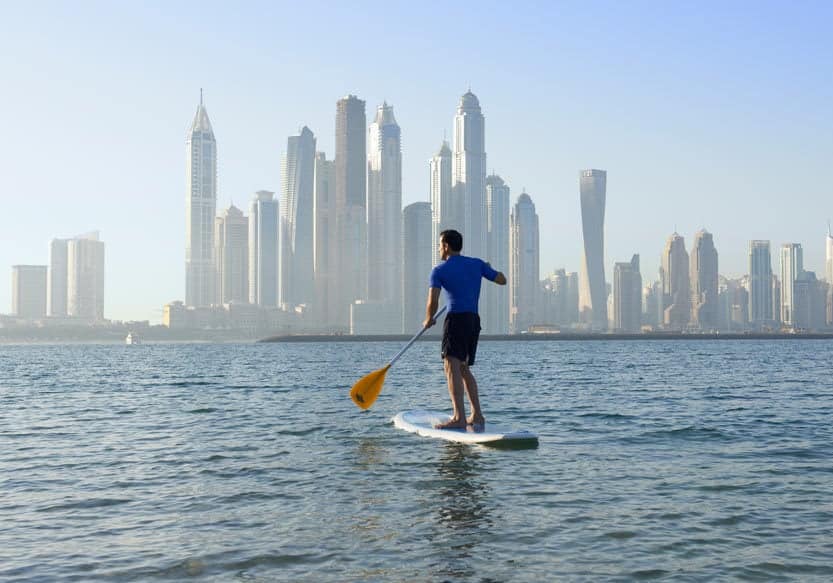 Stand-Up-Paddling vor der Skyline der Marina