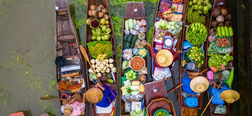 Auf Floating Markets werden Waren und Streetfood von Booten aus verkauft