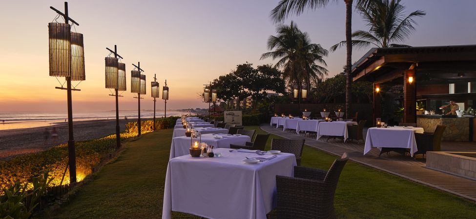 Im The Samaya Seminyak genießen Sie entspannt einen Cocktail am Meer