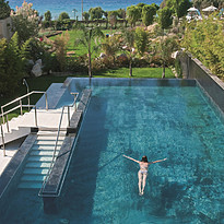 Black Pool - Elite Suites