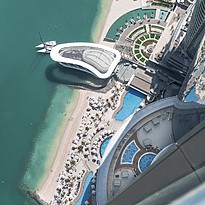 Blick aus dem Conrad Etihad Towers auf den Strand