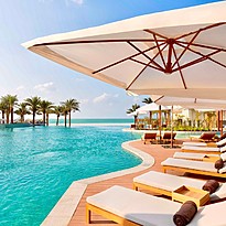Hauptpool des InterConti Mina Al Arab