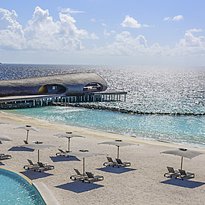 Infinity Pool und Whale Bar - The St. Regis Maldives Vommuli Resort