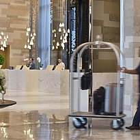 Lobby des Hilton Abu Dhabi Yas Island