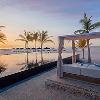 Pool bei Sonnenuntergang Al Baleed Resort Salalah by Anantara