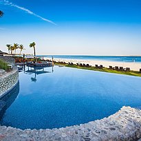 Pool des JA Palm Tree Court am Strand