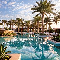 Pool des Nobu by the Beach