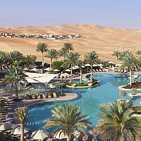 Pool des Qasr Al Sarab mit Royal Pavilion Villas im Hintergrund