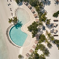 Pool in der Vogelperspektive - Patina Maldives, Fari Islands