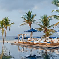 Pool mit Liegen - Al Baleed Resort Salalah by Anantara