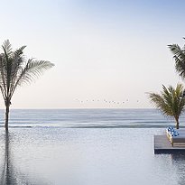 Pool und Meer des Al Baleed Resort Salalah by Anantara