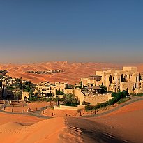 Qasr Al Sarab im Vordergrund mit Royal Pavilion Villas im Hintergrund