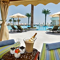 Relaxen am Pool - Raffles The Palm Dubai