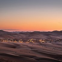 Royal Pavilion Villas by Qasr Al Sarab in der Abenddämmerung