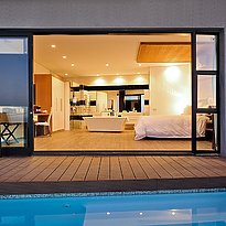 Sea Star Rocks Boutique Hotel - Pool Room
