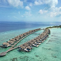 Wasservillen aus der Vogelperspektive - Fairmont Maldives Sirru Fen Fushi