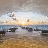 Whale Bar - The St. Regis Maldives Vommuli Resort