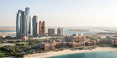 Die Etihad Towers im Hintergrund des Emirates Palace