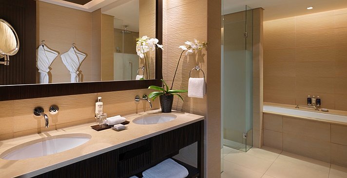 Badezimmer Premier und Deluxe Rooms