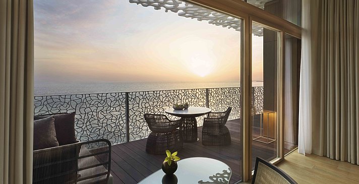 Balkon des Premium Ocean Room - Bulgari Resort Dubai