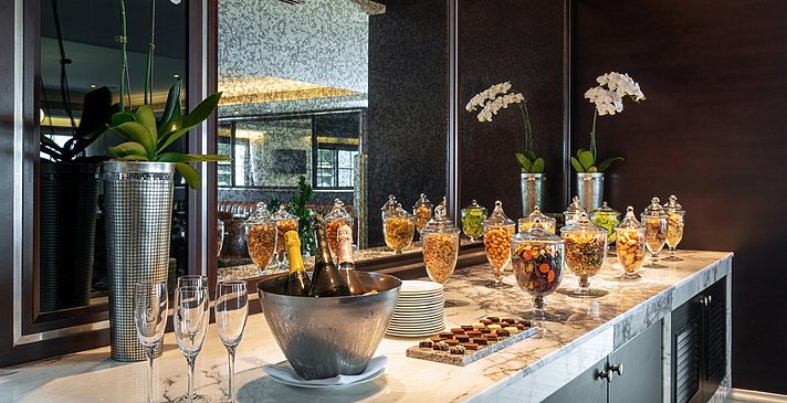 Chocolates & Champagne in der Club Lounge