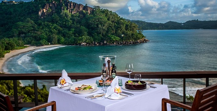 Ocean View Pool Villa Dining auf der Terrasse - Anantara Maia Seychelles Villas