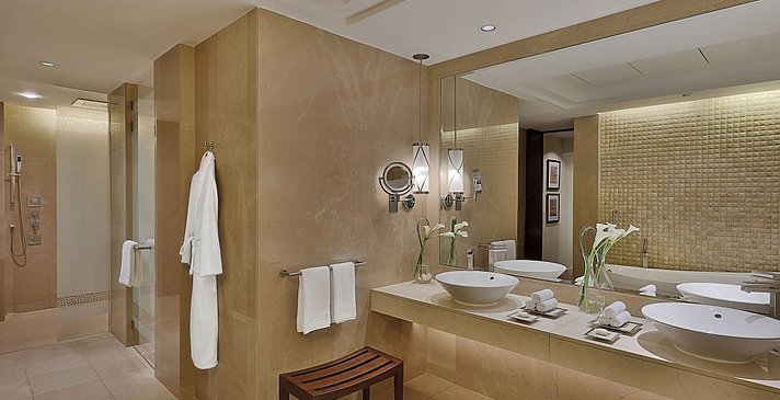 Gulf/Club Ocean Suite Badezimmer (Shorooq Wing)