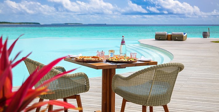 Pool Bar - Baglioni Resort Maldives