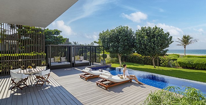 Pooldeck der Beachfront Pool Villa