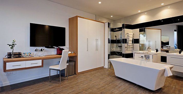 Sea Star Rocks Boutique Hotel - Pool Room