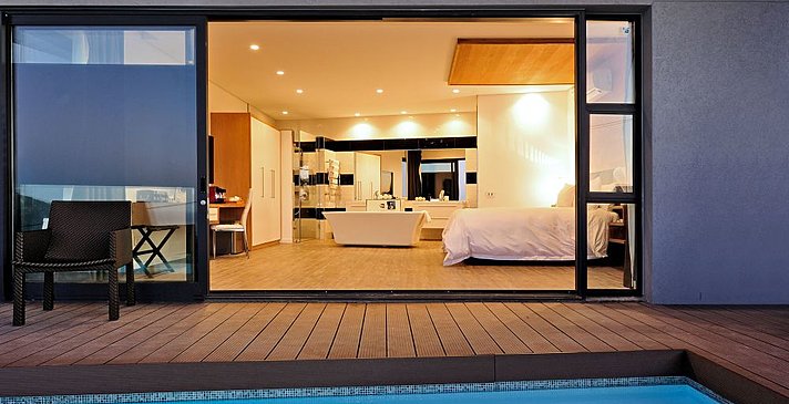 Sea Star Rocks Boutique Hotel - Pool Room