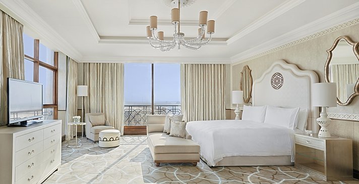 Tower Suite Sea View Balcony Schlafzimmerbeispiel