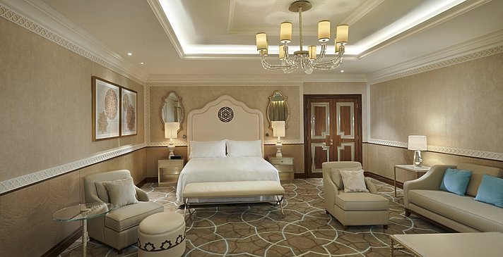Tower Suite Sea View Balcony Schlafzimmerbeispiel
