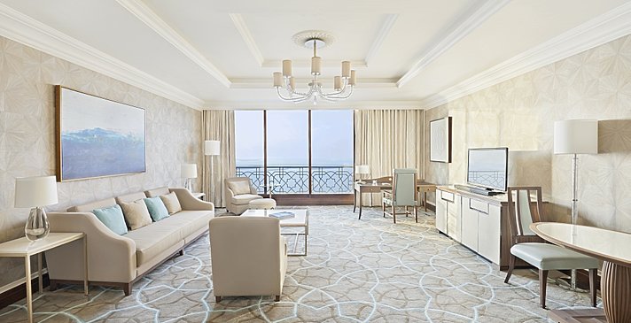 Tower Suite Sea View Balcony Wohnzimmerbeispiel