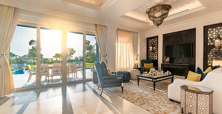 Two Bedroom Beach Villa mit Pool Wohnzimmer - Hilton Salwa Beach Resort