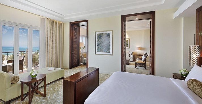 Zimmerbeispiel One Bedroom (Club) Suite - Shorooq Wing 
