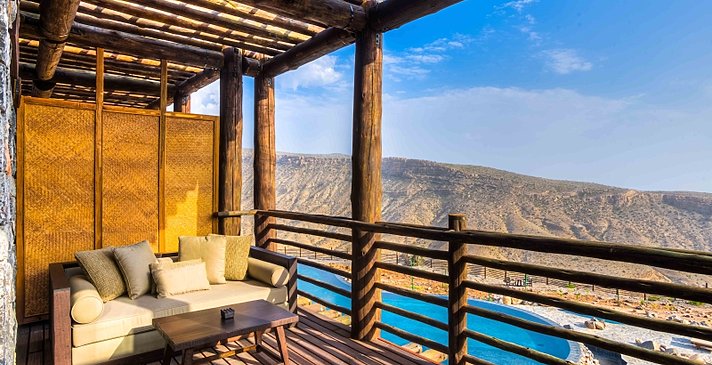 Mountain View Suite Balkon mit Hauptpool im Hintergrund - Alila Jabal Akhdar