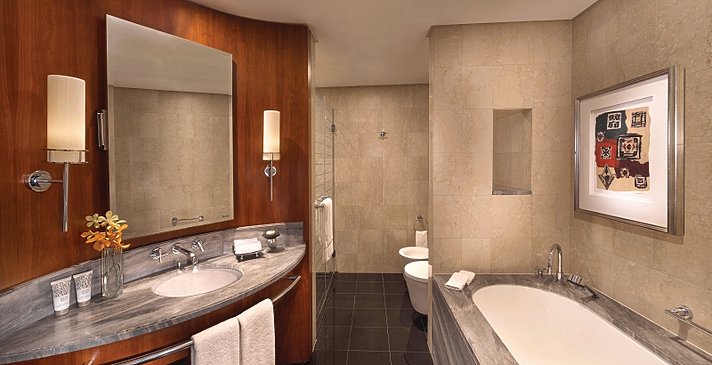 Deluxe Room Badezimmer - Jumeirah Emirates Towers
