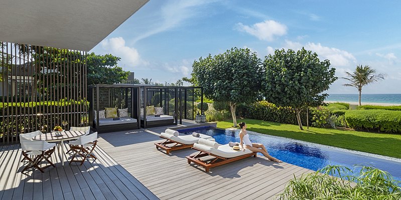 Pooldeck der Beachfront Pool Villa