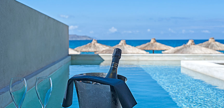 Pool mit Champagnerservice im Domes Noruz Chania, Autograph Collection