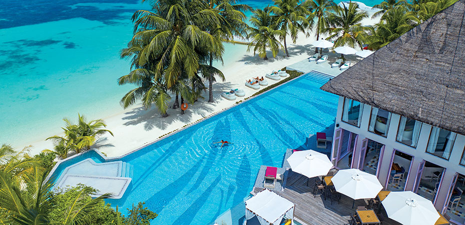 Pool im All Inclusive Hotel OZEN Life Maadhoo Malediven