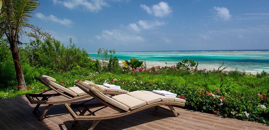 Private Terrasse im Zawadi Hotel Zanzibar auf Sansibar mit gepflegter Gartenanlage